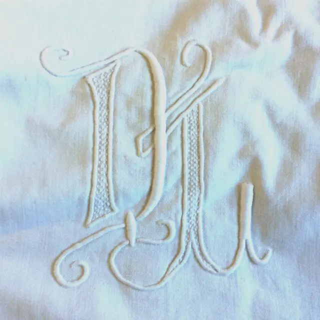 Drap ancien en coton et lin , monogramme D I ? ,point de bourdon et plumetis