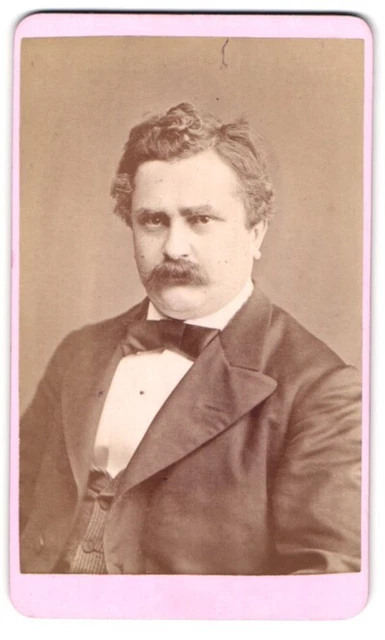 Fotografie Otto Reitmayer, München, Portrait Notar Hopf im Anzug mit Fliege sch