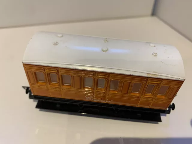 Hornby OO (1:76) Gauge R112 Thomas and Friends Clarabel Coach