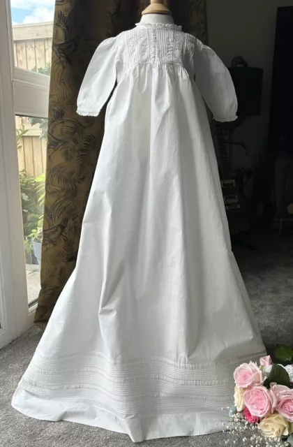 Antico abito da bambino bianco vittoriano croccante abito rifinito a mano a pieghe neonato