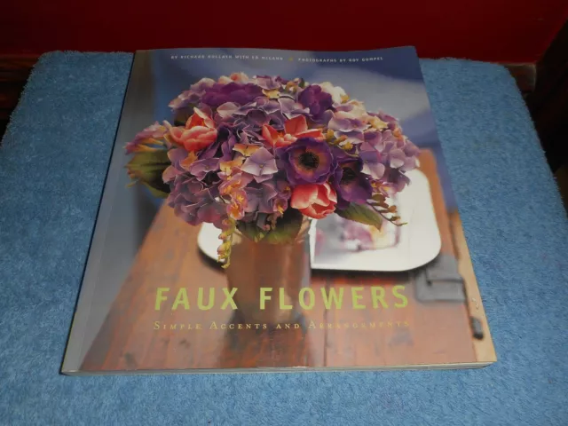Acentos y arreglos simples de flores sintéticas de RICHARD KOLLATH & ED MCCANN libro