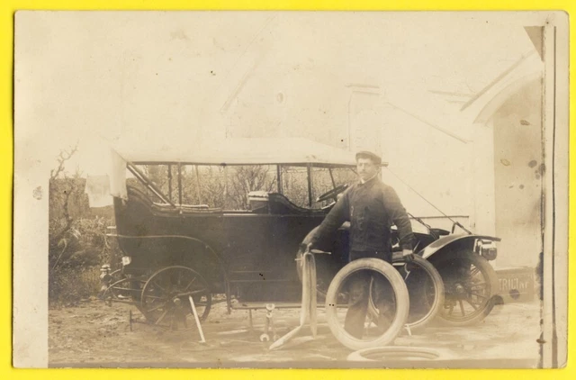 CPA Carte Photo vers 1920 AUTOMOBILE VOITURE CAR GARAGE MECANO CREVAISON ROUE