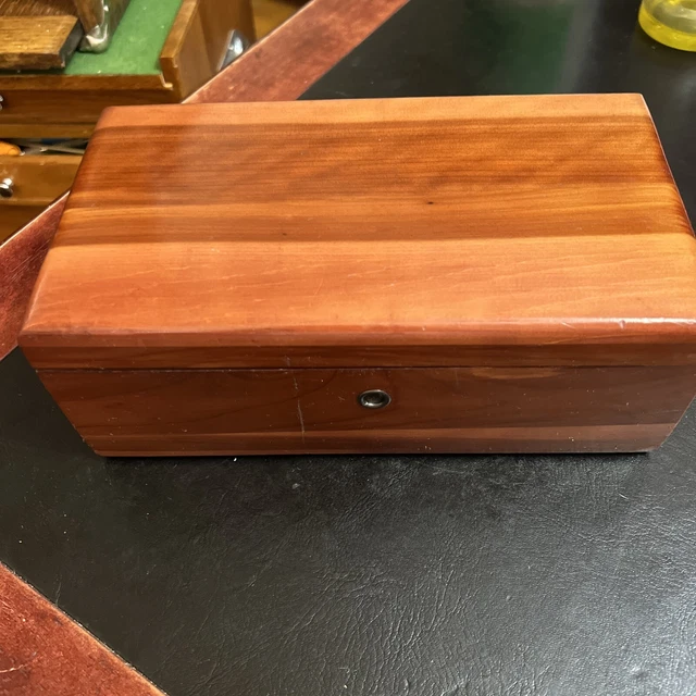 VINTAGE LANE MINI Cedar Wood Small Hope Chest Sample Plaza Furniture PA