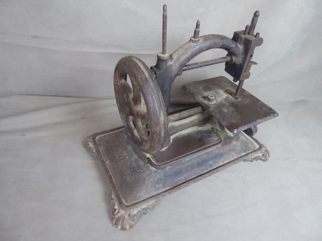 Ancienne Machine à Coudre Jouet En Fonte – Vintage, Déco Rétro