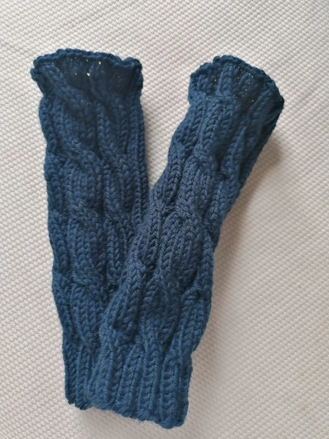Handstulpen Armstulpen Pulswärmer Fingerloch handgestrickt Zopfmuster dunkelblau