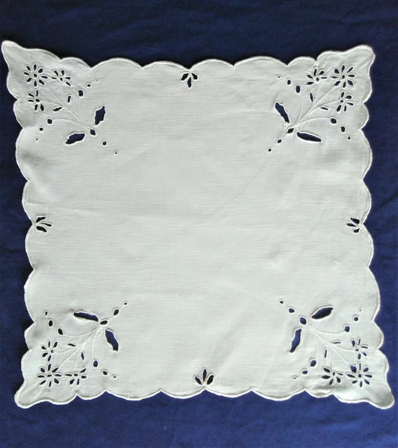Ancien napperon dessus de coussin broderie richelieu bouquets marguerites 45x45
