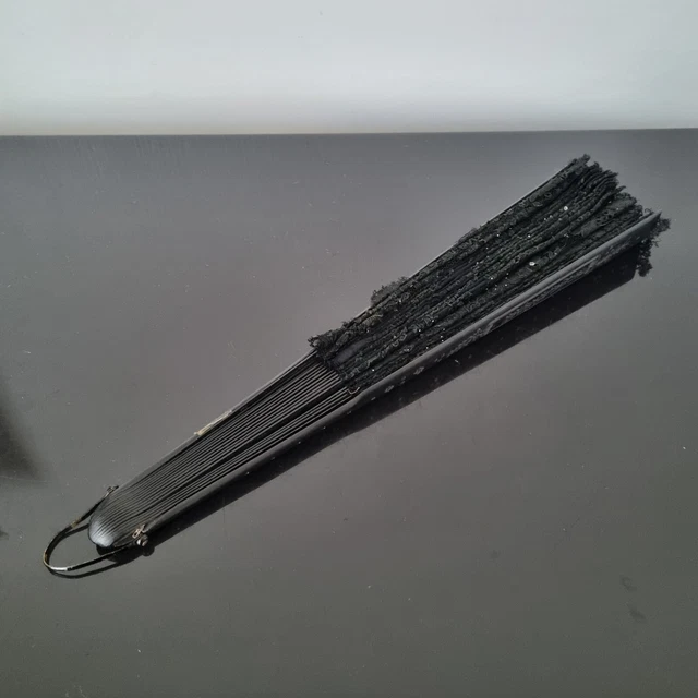 Ancien Éventail Français Dentelle Noire Vers 1900 – Objet De Collection