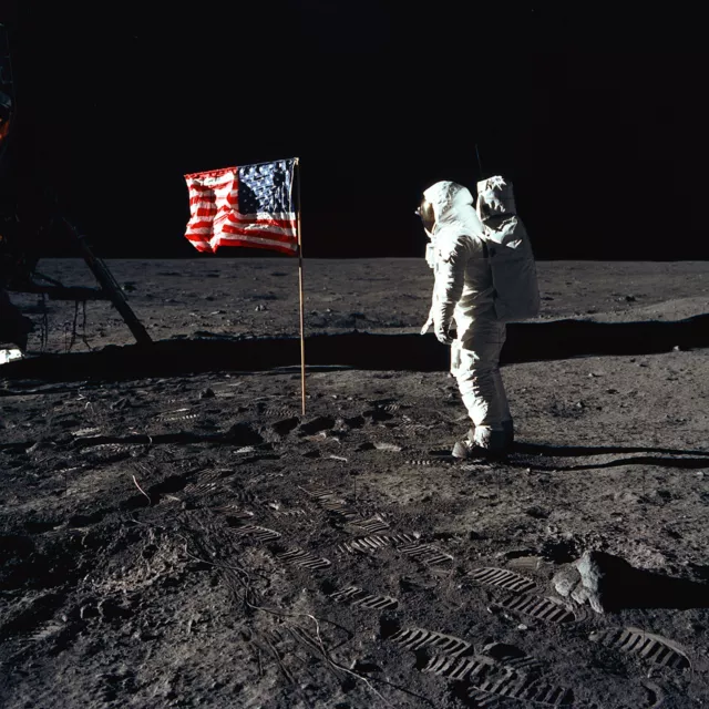 Photo Nasa - Apollo 11 Buzz Aldrin sur la lune drapeau Etats-Unis