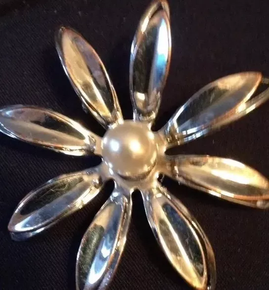 Vintage 80s Silvertone Flower Pin Faux Pearl Center