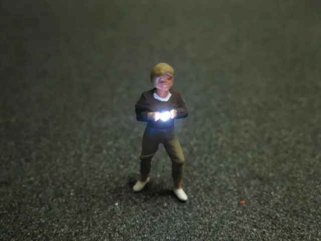 Fotograf mit LED Blitz Beleuchtung H0 - junge Frau