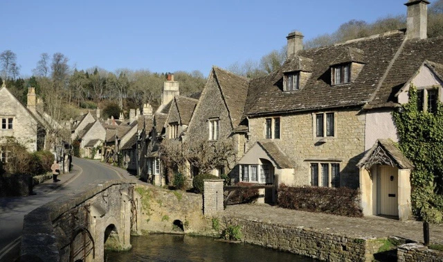 London: Full-Day Cotswolds Tour For 2 with Lunch and Live tour guide.