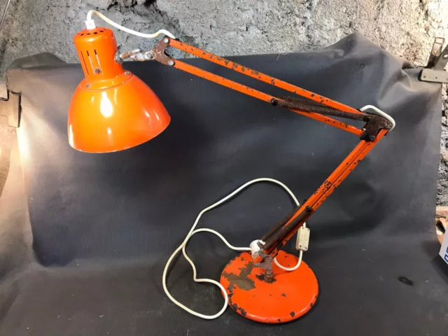 Ancienne lampe de bureau orange articulée sur socle en métal vintage
