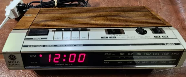 Vintage Clock Radio GE 80's FM/AM Alarm Electronic Digital 7-4634B Works
