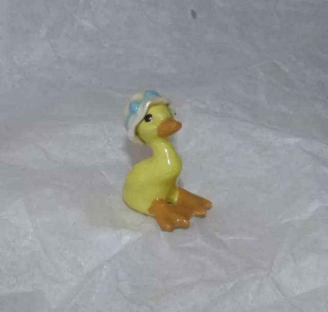 Vintage HAGEN RENAKER Miniature ceramic Figurine Yellow DUCKLING in White HAT 1"