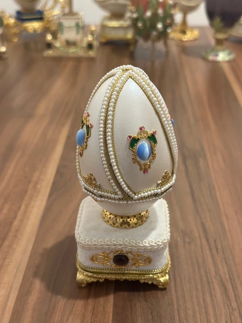 La valse des fleurs - Boîte à musique en forme d'oeuf - oeuf musical en porcelaine de Limoges de style Fabergé avec abeille animée La valse des fleurs - Boîte à musique en forme d'oeuf - oeuf musical en porcelaine de Limoges de style Fabergé avec abeille animée