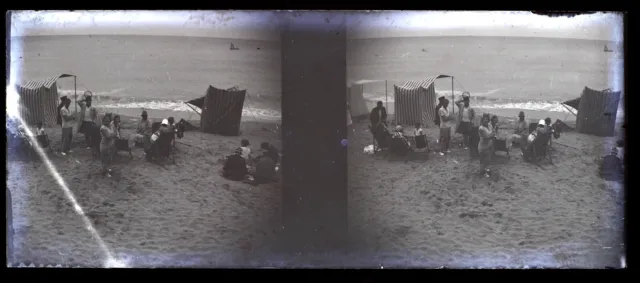 FRANCE Famille à la Plage c1935 Photo NEGATIVE Plaque de verre Stereo V36L2n 