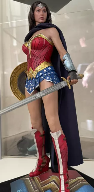 Hot Toys Wonder Woman Custom Tête Et Jambes . Parfait Etat