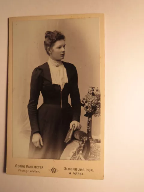 stehende junge Frau mit Buch / CDV Georg Kahlmeyer Oldenburg i. Gr. u. Varel