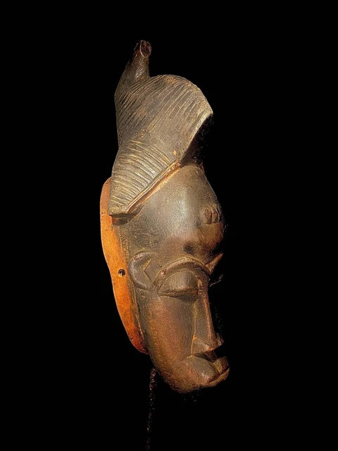 Maschera africana antica intagliata a mano in legno con decorazioni da...