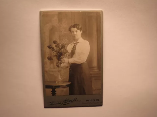 stehende junge Frau mit Blumen - Kulisse / CDV Heinrich Albrecht Wien