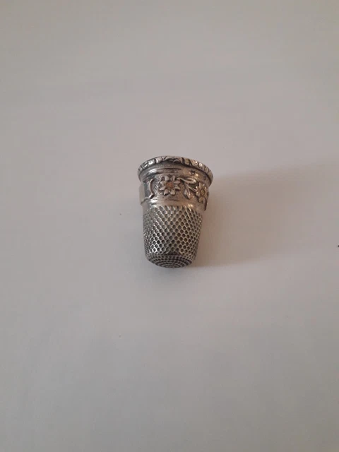 Dé à Coudre Ancien En Argent Massif - Décors Fleuris - Fabrication Française