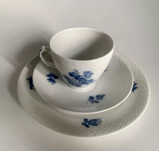 Royal Copenhagen Blaue Blume Gedeck  Tasse 10 8261 Untertasse Teller 10 8094