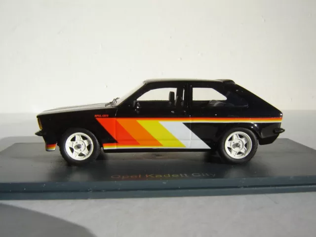 Opel kadett City , Neo Scale models  1/43 , vitrine et carton