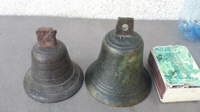 2 anciennes cloches en bronze tailles différentes pour bétail au pâturage estive