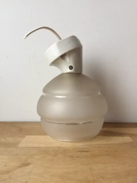 ancienne applique murale , tulipe en verre dépoli, support porcelaine