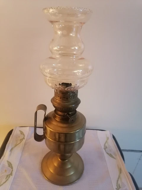 Lampe à Pétrole Ancienne En Laiton - Décor Gravé Raisin Et Vigne - Occasion