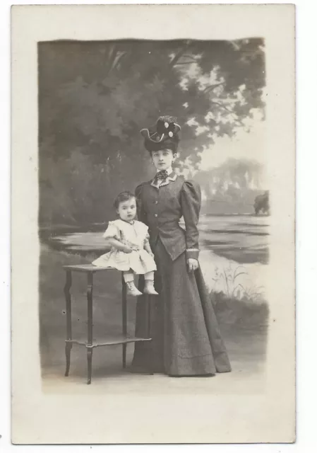 BM887 Carte Photo vintage card RPPC Femme Bébé mode fashion robe dress chapeau