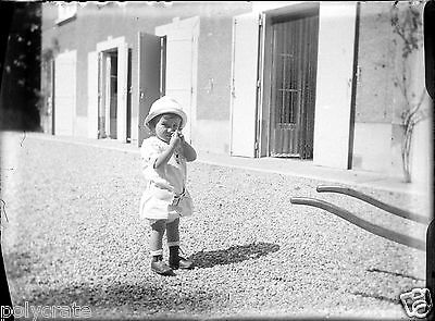 Petite fille devant maison cour ancien négatif verre photo - an. 1910 1920