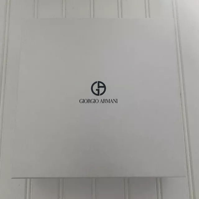 Caja de regalo de firma vacía plateada de Giorgio Armani