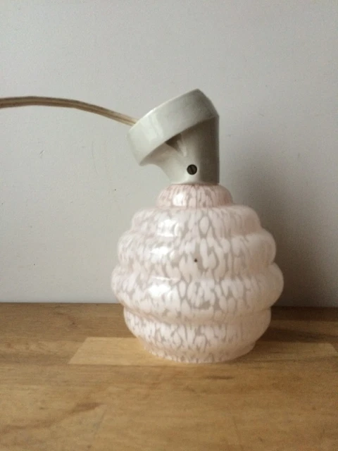ancienne applique murale , tulipe en opaline, support porcelaine