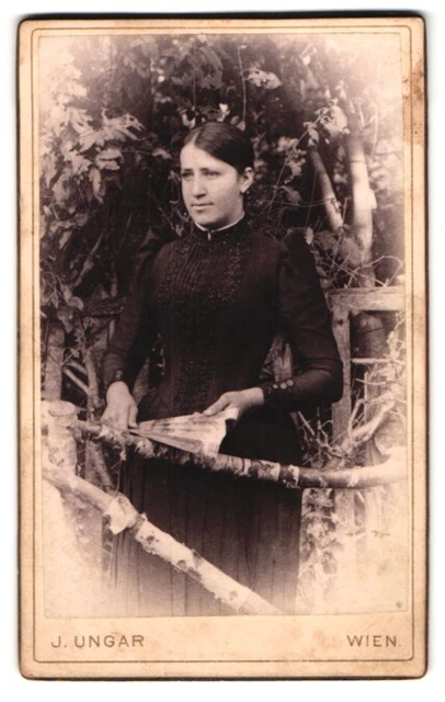 Fotografie J. Ungar, Wien, Strauchgasse, Junge Dame im Kleid mit Fächer