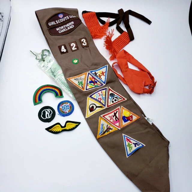 GIRL SCOUT BROWNIE Sash Juniors Aid Pins Badges Patches tie LOT vintage