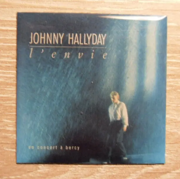 JOHNNY HALLYDAY magnet aimant dimension environ 4,3 cm L'ENVIE