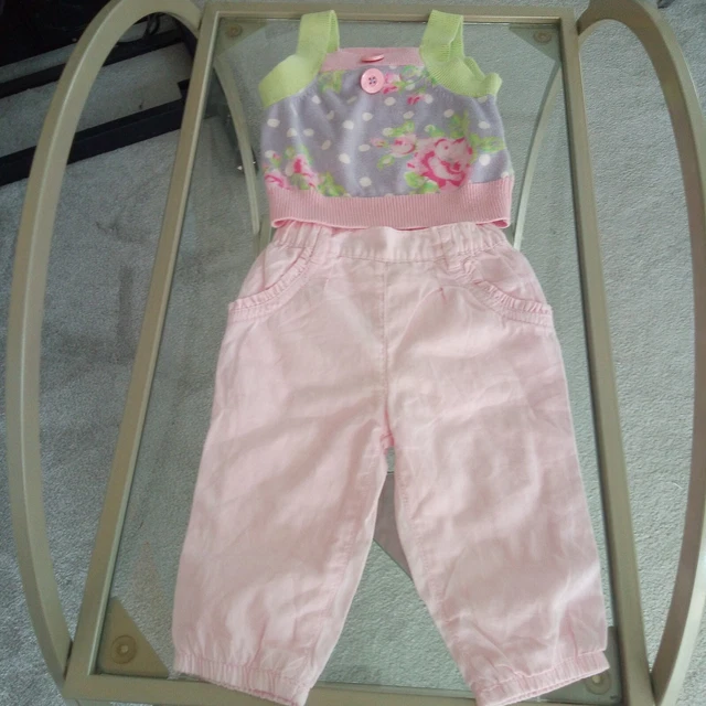 Pantaloni chino in cotone rosa bambina 3-6 mesi abito a maglia prossima.