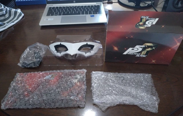 PERSONA ROYAL Phantom Thieves Edition Joker Mask Stand