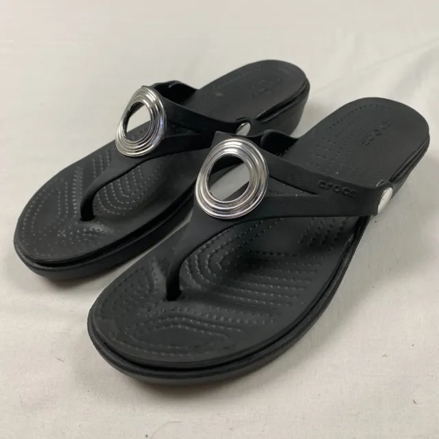 Crocs womens Sanrah sandals 8 Black Wedge Flip Flop Beveled Silver Ring slip on