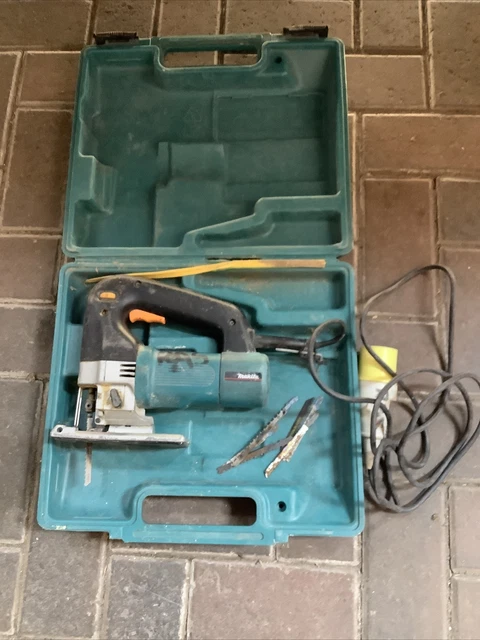 Image of Makita DJV142 cordless jigsaw at Amazon website
