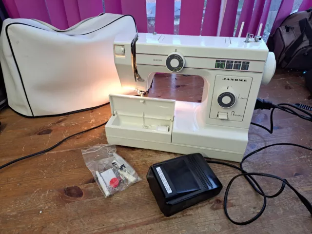 Janome Sewing Machine With Pedal. Vintage 71-350 - Model 701