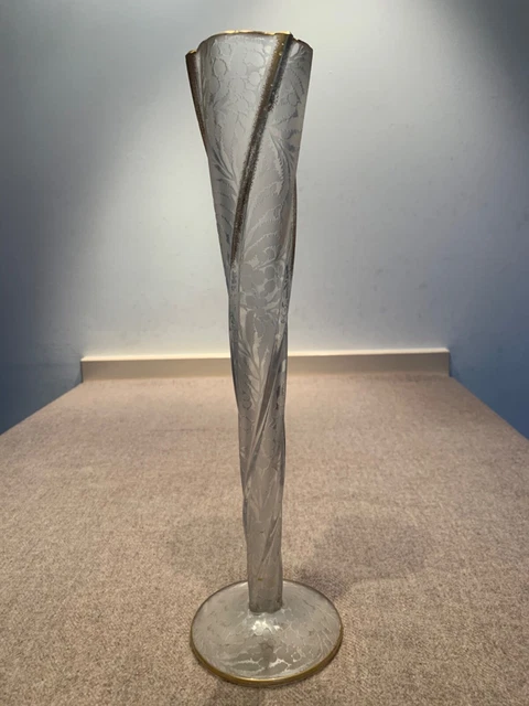 Ancien vase en verre gravé et doré Montjoie Saint Denis ?