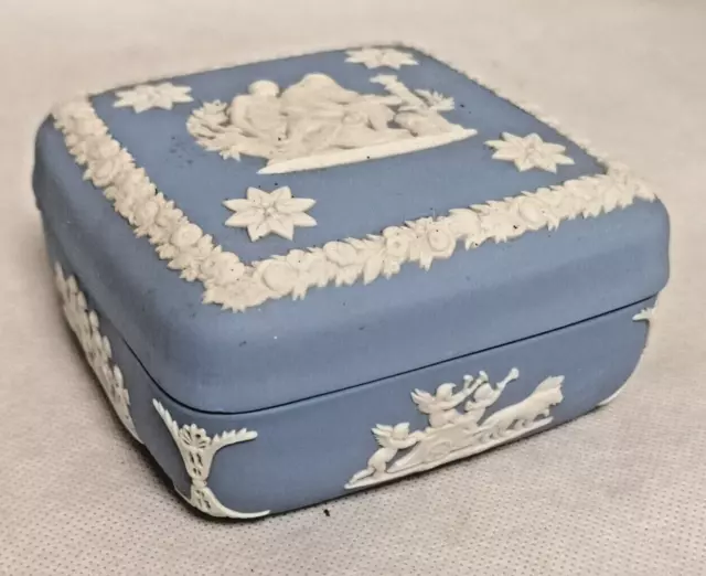 WEDGWOOD Jasperware Superbe boîte carrée   Décor de scène antique