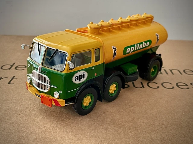 BREKINA 58450 camion Fiat 690 Millepiedi rosso con cisterna grigia in BREKINA 58450 camion Fiat 690 Millepiedi rosso con cisterna grigia in