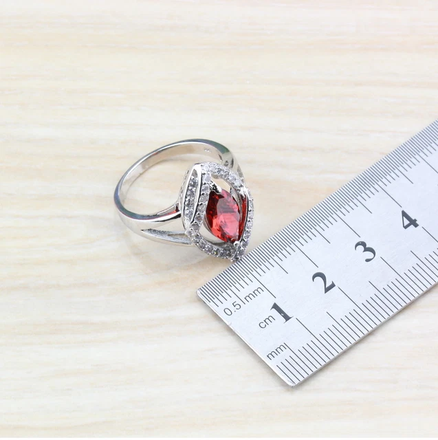 Anello In Argento 925 Con Zirconi Color Granato.