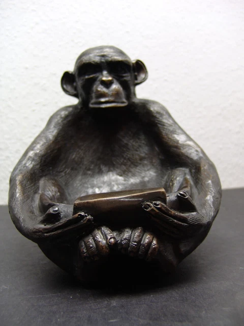 Escultura de bronce según plantilla antigua mono / chimpancé sentado 24 cm de alto 6500 g