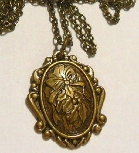Collier Pendentif Rétro Avec Camée Vert Et Pampille - Argenté - Occasion