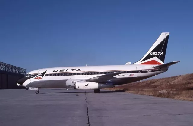 Delta Airlines Boeing 737-200 old colors N306DL - Kodachrome 35mm slide