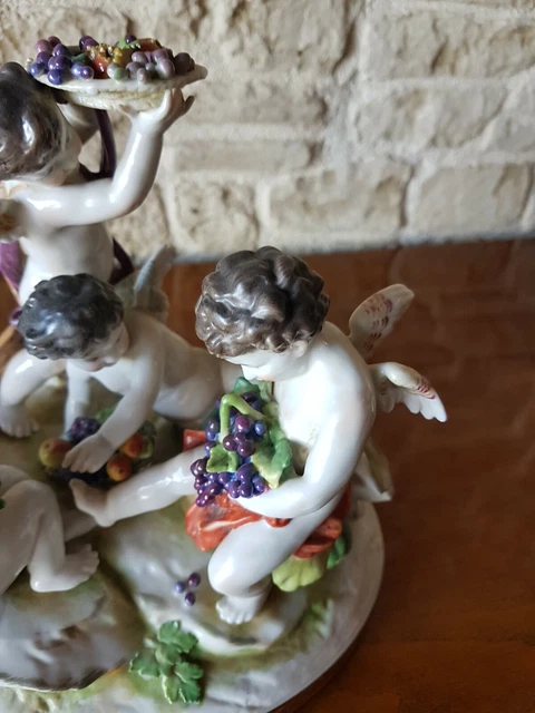 Grand Groupe Porcelaine Capodimonte Signe  Allegorie De Saison  4 Puttis Ailes 3